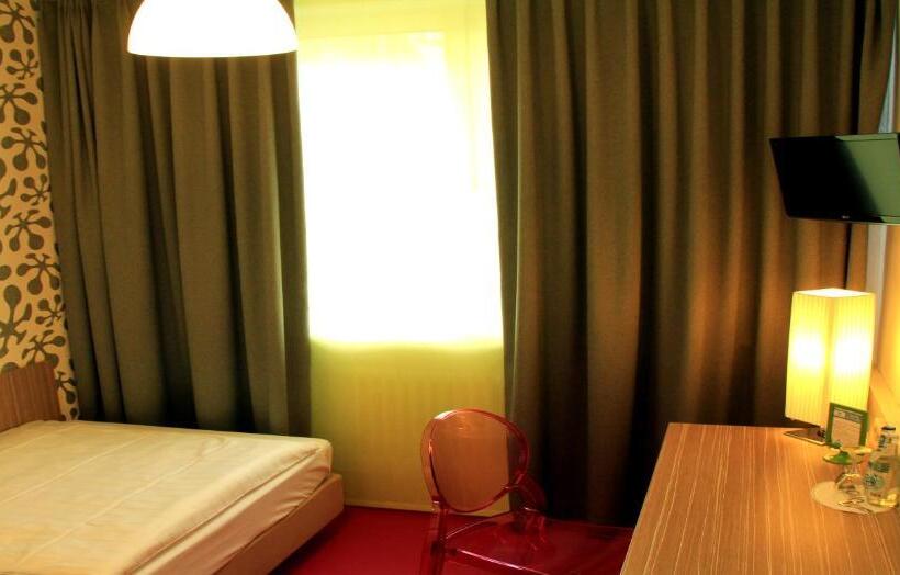 标准单人间, Madeleine Bio