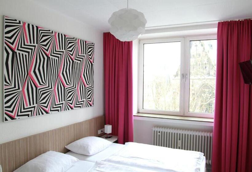 标准间, Madeleine Bio