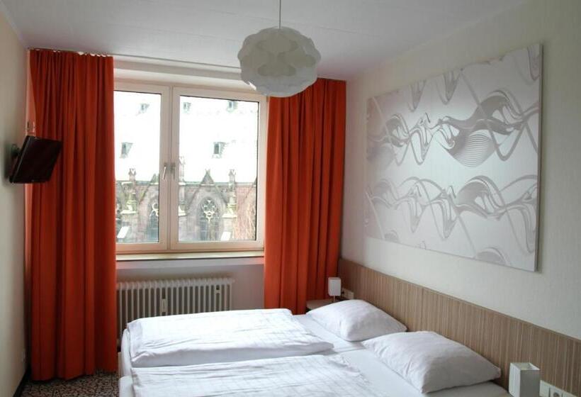 标准间, Madeleine Bio