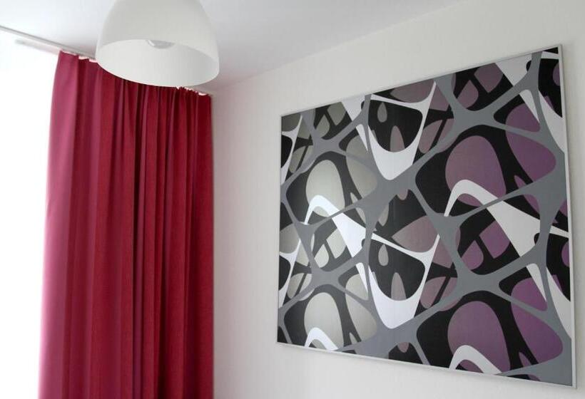 标准单人间, Madeleine Bio