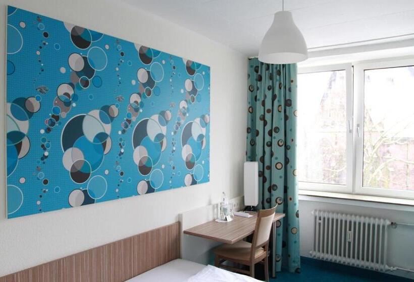 标准单人间, Madeleine Bio