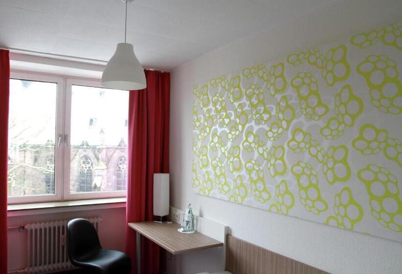 标准单人间, Madeleine Bio