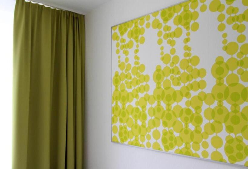 标准单人间, Madeleine Bio