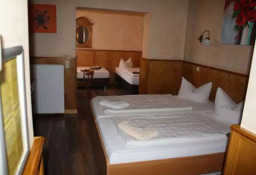 Standard Neljän Hengen Huone, Pension Unicat