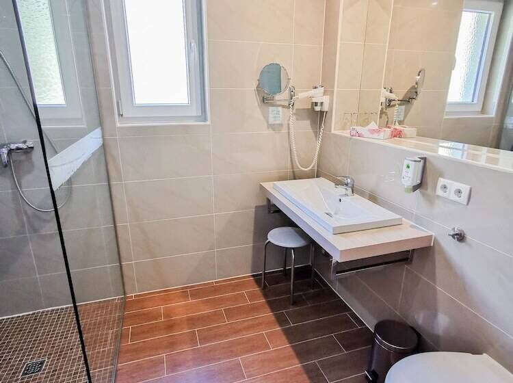 테라스 주니어 스위트, Wald