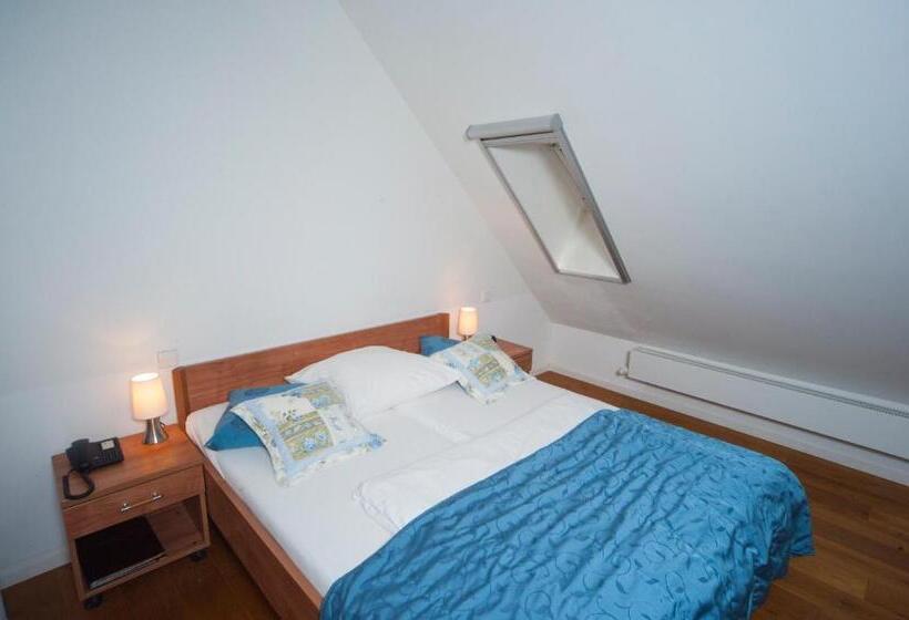 חדר קומפורט, Zum Hofmaler