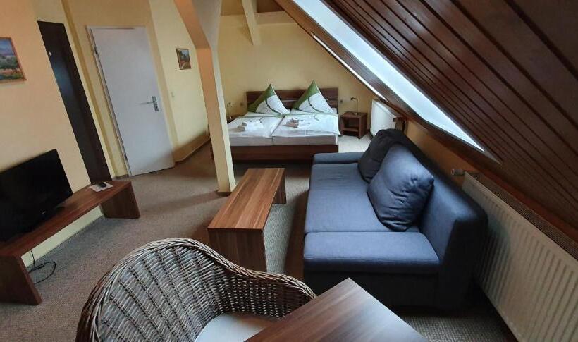 经济房, Restaurant & Hotel Olive