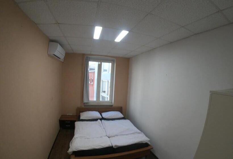 اتاق استاندارد با سرویس بهداشتی مشترک, Hostel Histria Koper