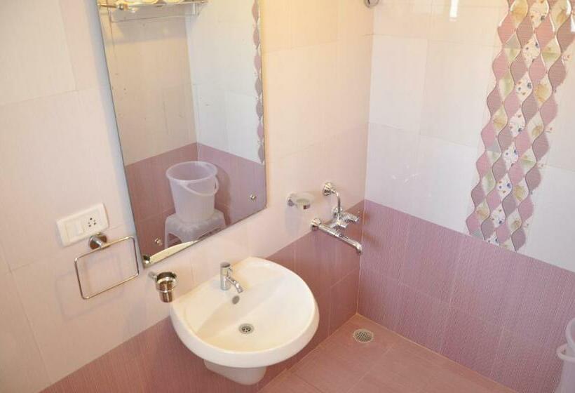 Quarto Estandar, Justa Sarang Rameshwaram