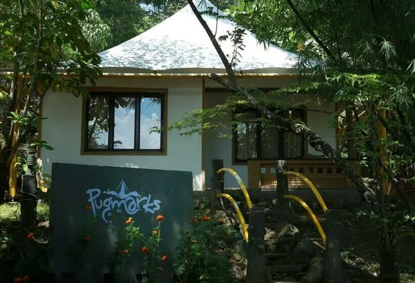 Perhehuone, Pugmarks Jungle Lodge