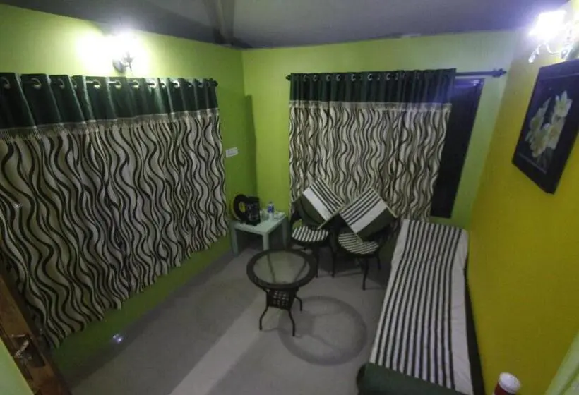 Perhehuone, Pugmarks Jungle Lodge