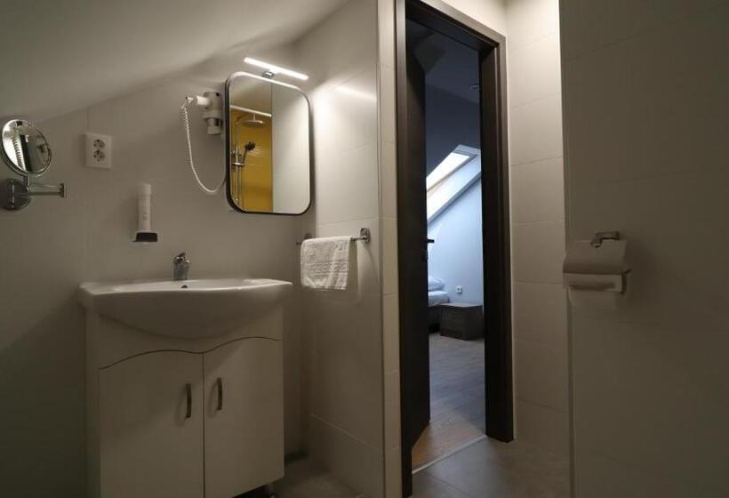 标准三人间, Jam Panzió