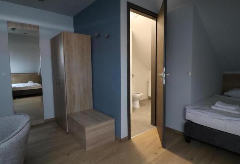 标准三人间, Jam Panzió