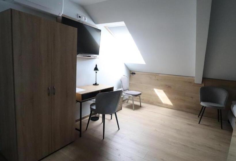 标准三人间, Jam Panzió