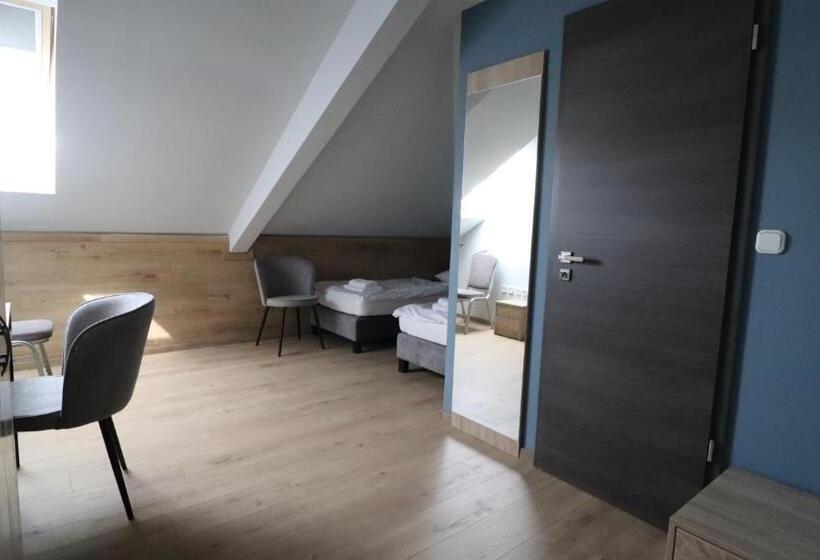 标准三人间, Jam Panzió