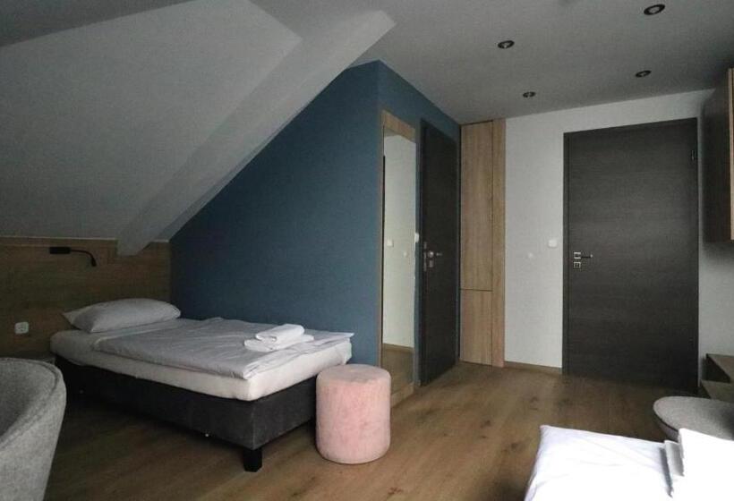 标准三人间, Jam Panzió