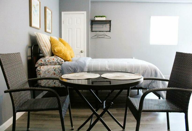 غرفة قياسية, Spacious Studio With Private Entry