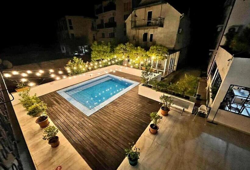 سوییت با چشمانداز استخر, Del Mar