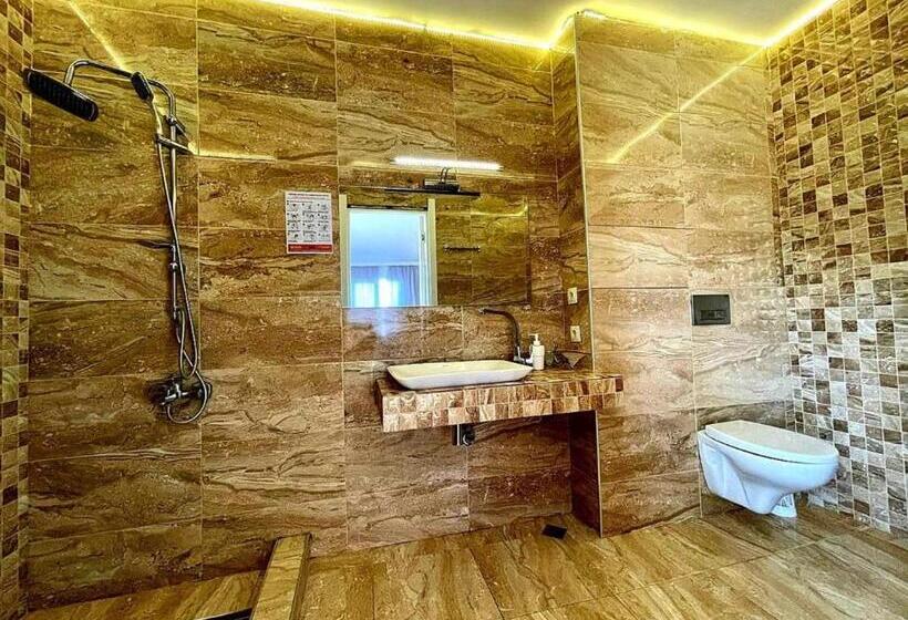 سوییت با چشمانداز استخر, Del Mar