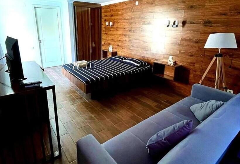 سوییت با چشمانداز استخر, Del Mar