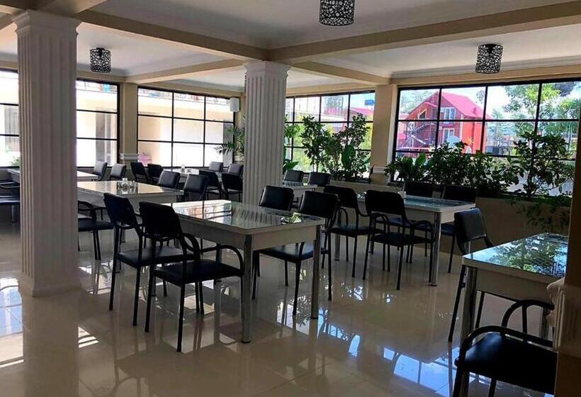 سوییت با چشمانداز استخر, Del Mar