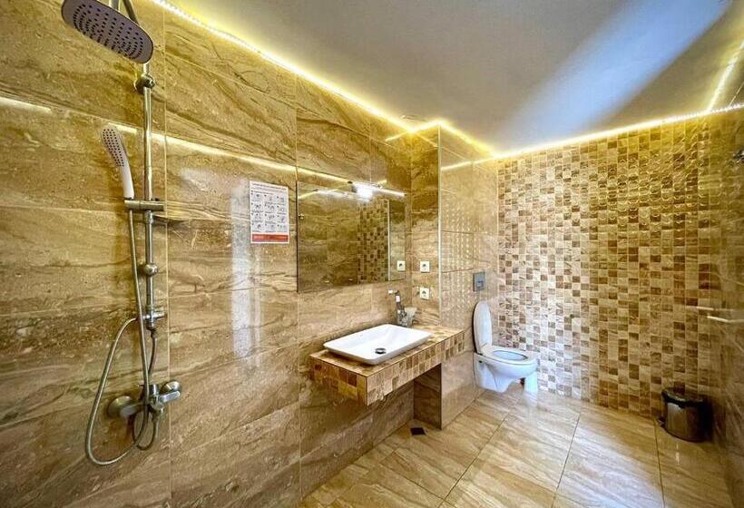 سوییت با چشمانداز استخر, Del Mar