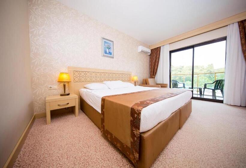 标准三人间, Eldar Resort