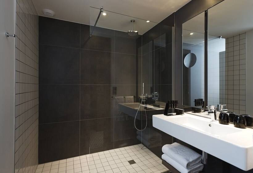 اتاق خانوادگی تودرتو, Melia Paris La Defense