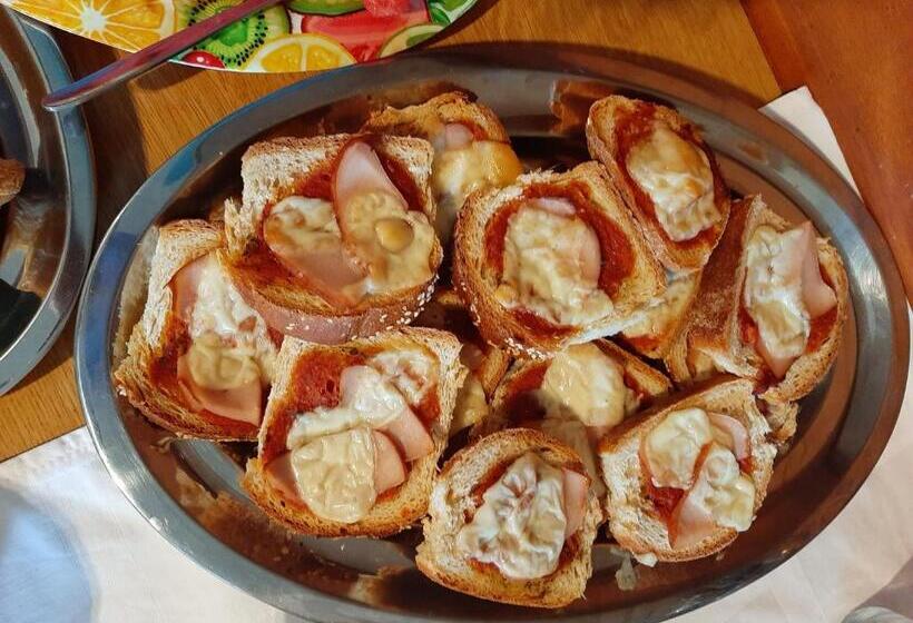 חדר סטנדרט לשלושה, Ostria