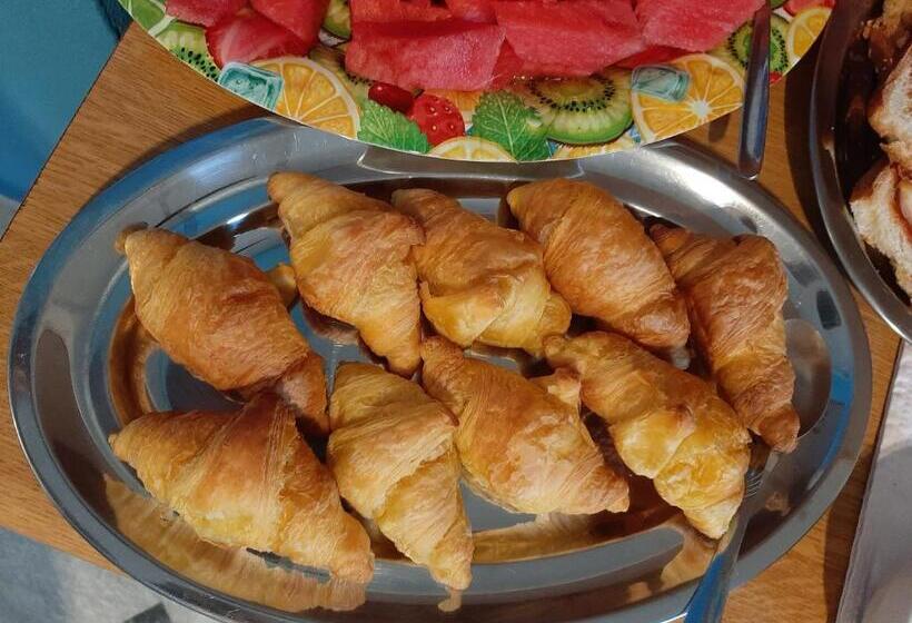 חדר סטנדרט לשלושה, Ostria