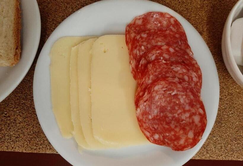 חדר סטנדרט לשלושה, Ostria