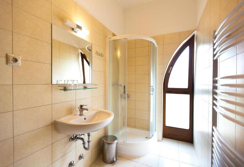 标准间, Piroska Csárda és Panzió