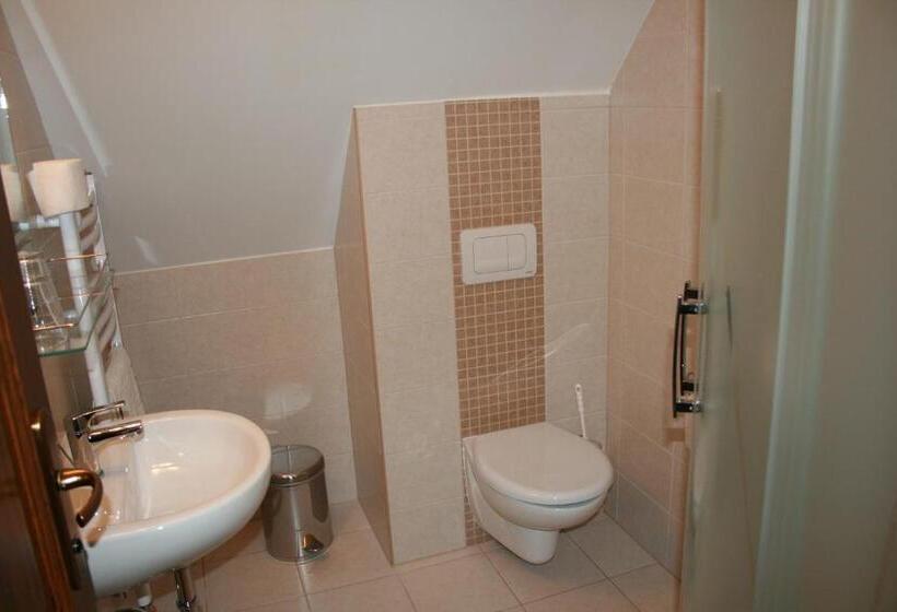 四人标准间, Piroska Csárda és Panzió