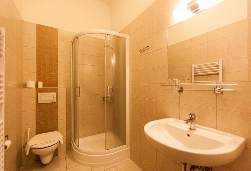 四人标准间, Piroska Csárda és Panzió