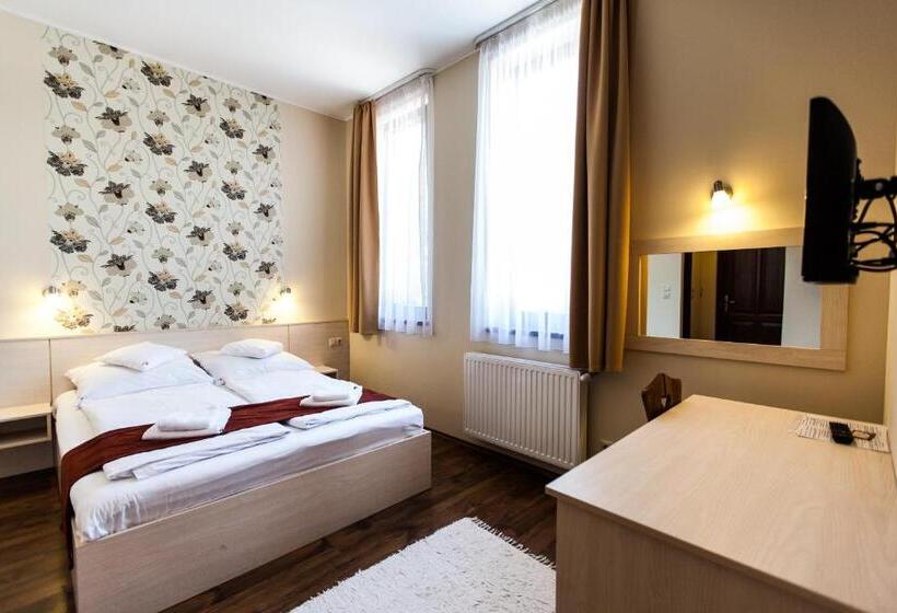 四人标准间, Piroska Csárda és Panzió