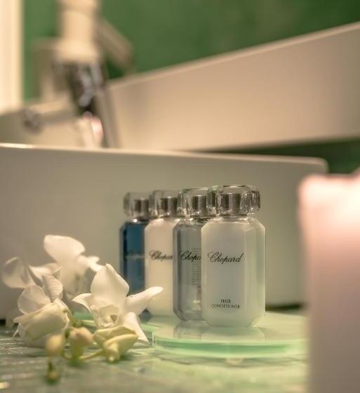 자쿠지 스위트, White Santorini