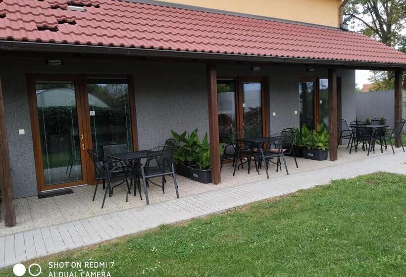 带露台的小型套房, Penzion Relax Martina