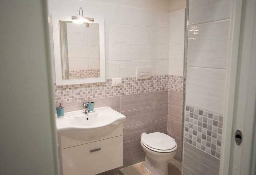 اتاق استاندارد سه تخته با بالکن, B&b Delicius