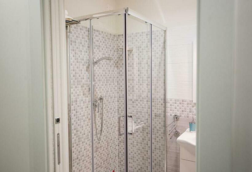 اتاق استاندارد سه تخته با بالکن, B&b Delicius