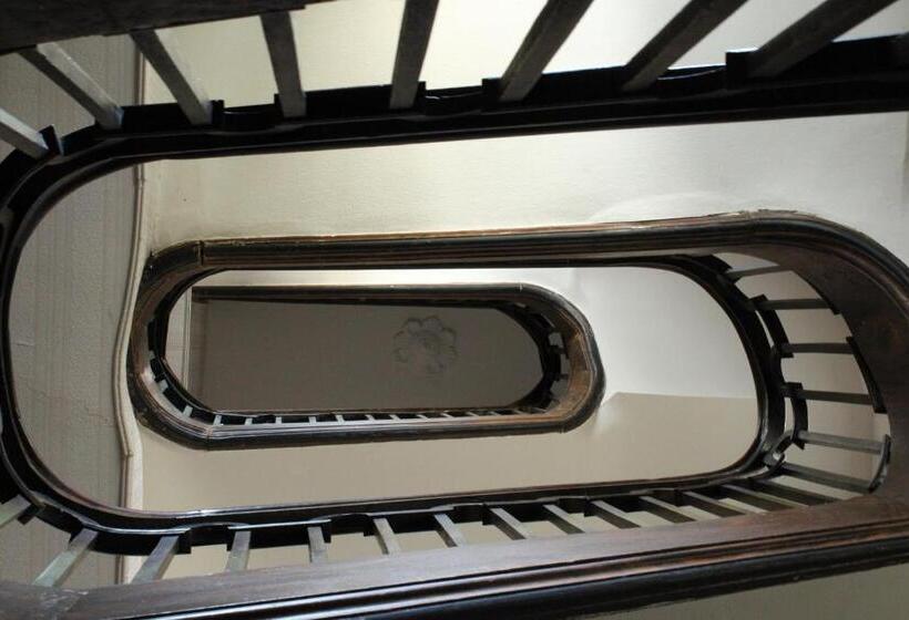 패밀리 룸, La Suite Du Peintre