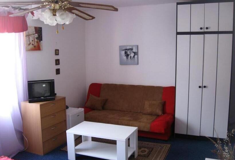 اتاق استاندارد سه نفره, Wisteria