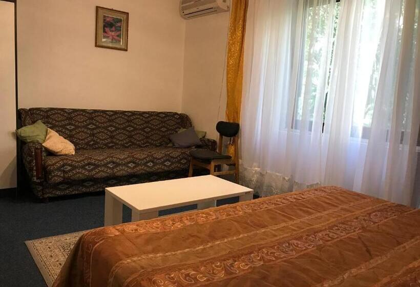 اتاق استاندارد سه نفره, Wisteria