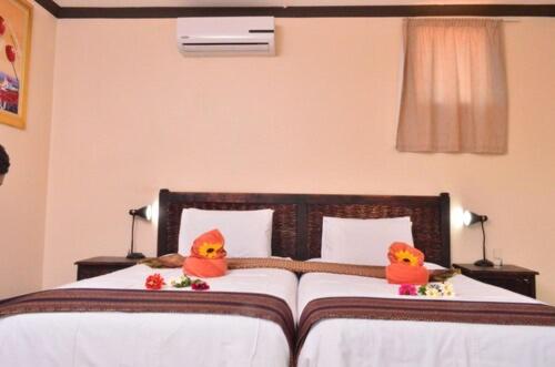 חדר משפחתי, Petra Lodge