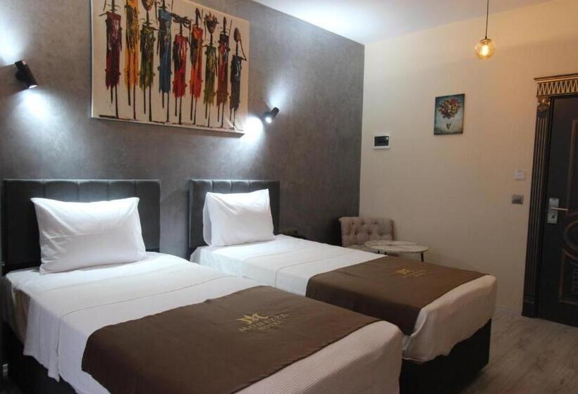 اتاق اکونومی, Monezza