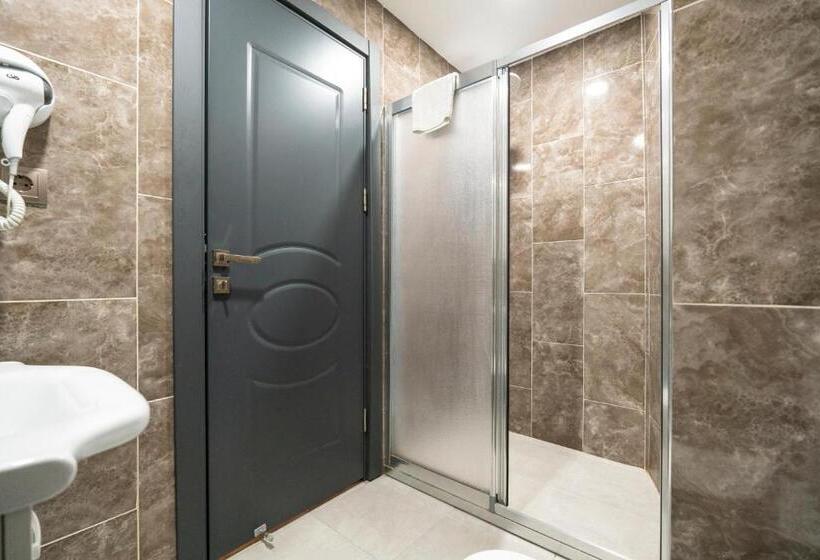 اتاق استاندارد سه نفره, Monezza