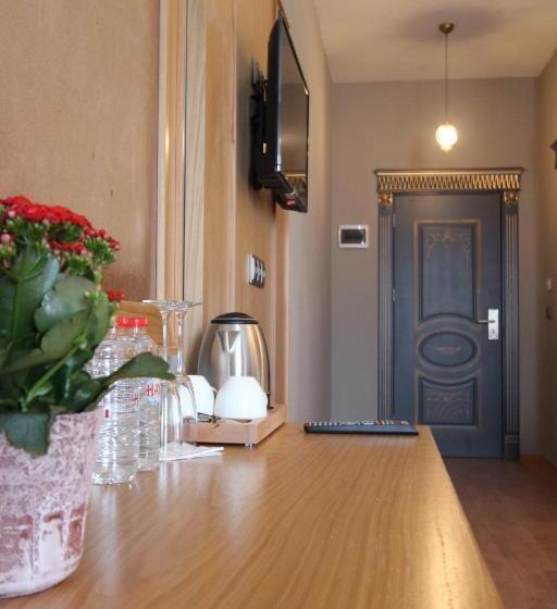 اتاق استاندارد سه نفره, Monezza