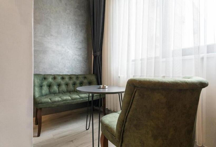 اتاق استاندارد سه نفره, Monezza