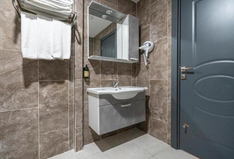 اتاق استاندارد سه تخته با بالکن, Monezza