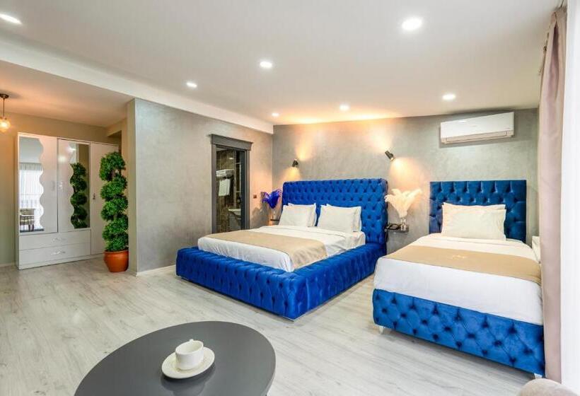 اتاق استاندارد سه تخته با بالکن, Monezza