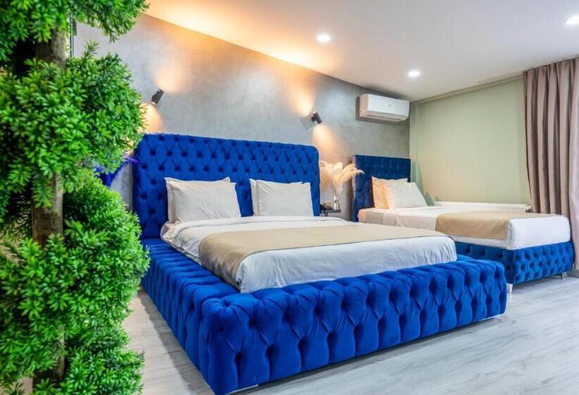 اتاق استاندارد سه تخته با بالکن, Monezza